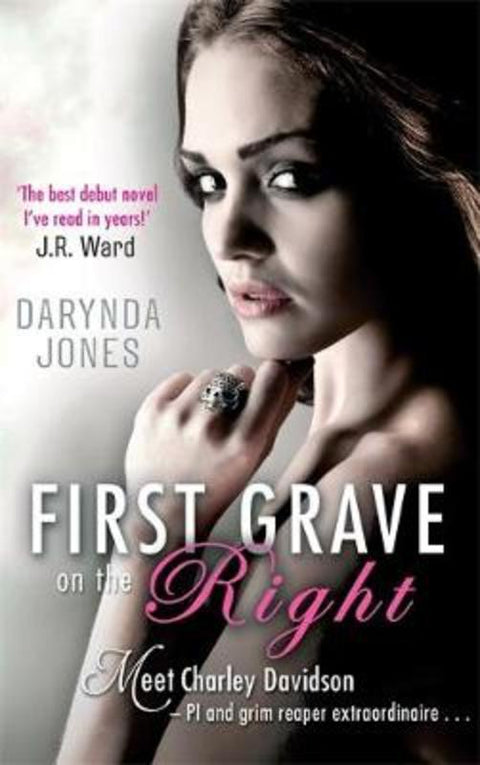 First Grave On The Right by Darynda Jones - 9780749956042